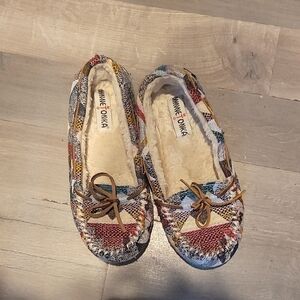 Minnetonka Women's Mosaic Cally Moccasin slippers Size 9